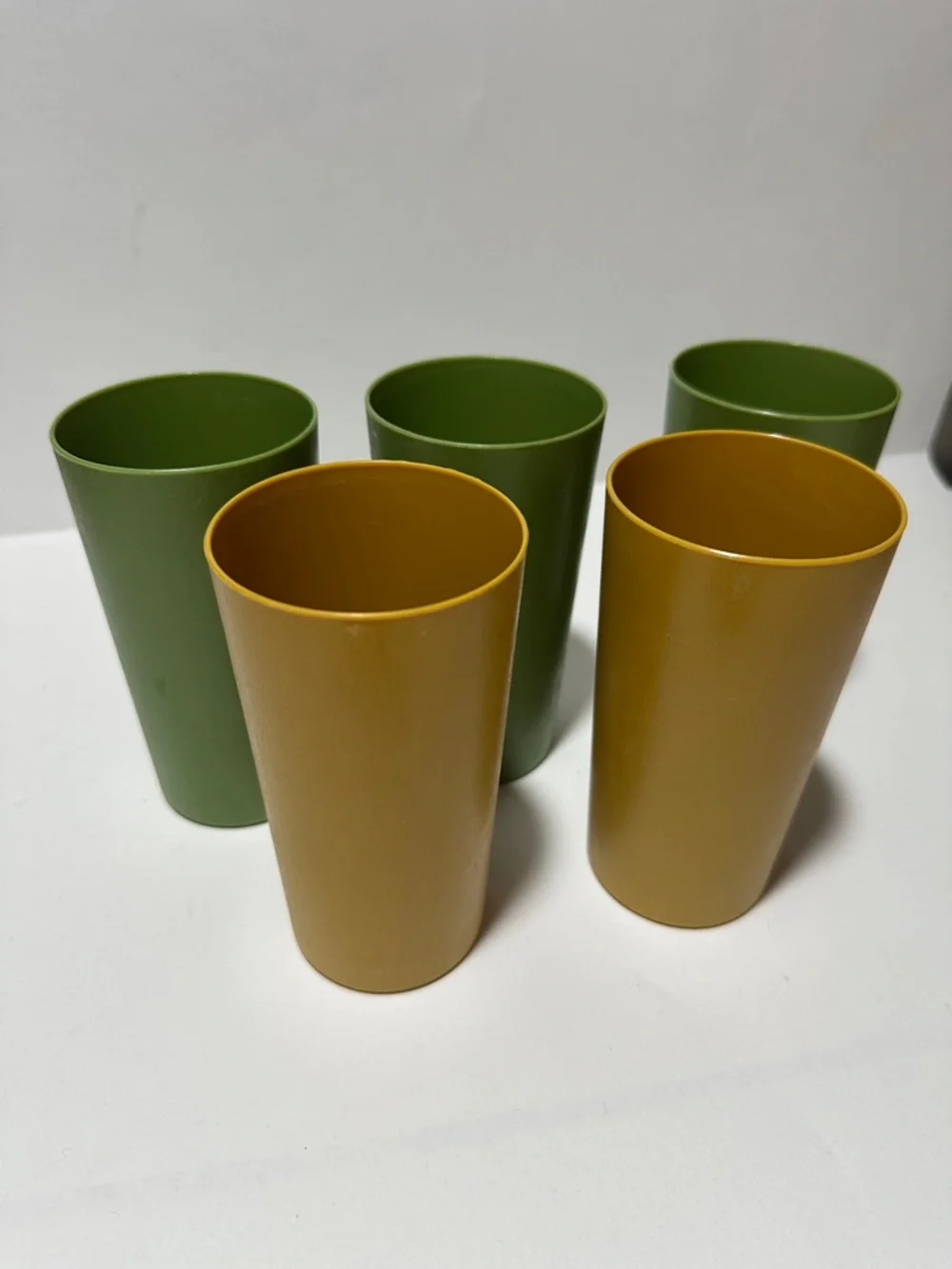 Set of 5 Vintage Plastic Tumblers Mustard Yellow Olive Green Retro Kitchen Cups - Picture 3 of 8